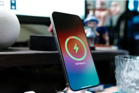 凤庆苹果15换屏服务分享用什么充电器给iPhone15充电更好 