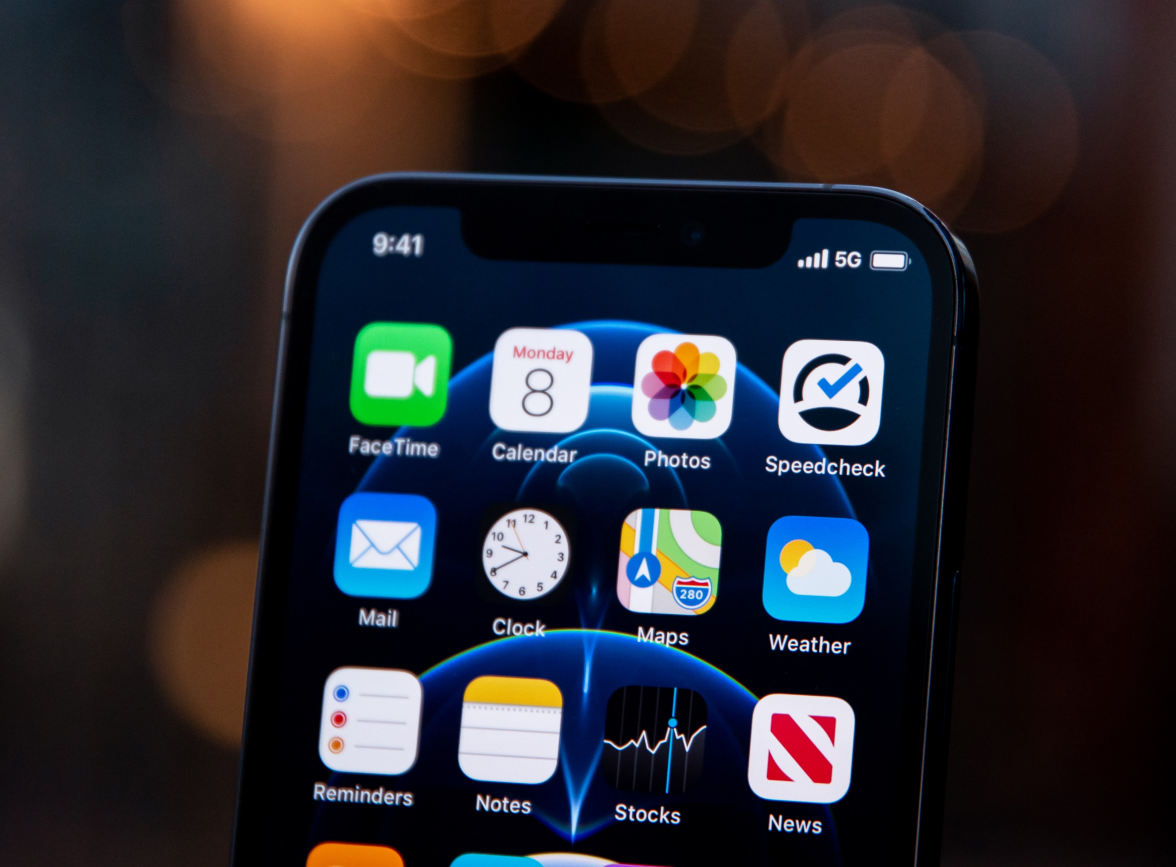 凤庆苹果手机维修分享为什么 iPhone 12 在冬季会自动关机 